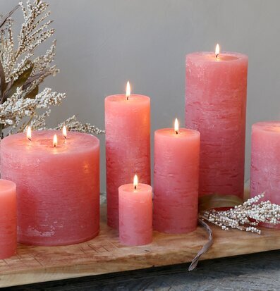 Foto av rustika hallonfärgade blockljus i trämiljö