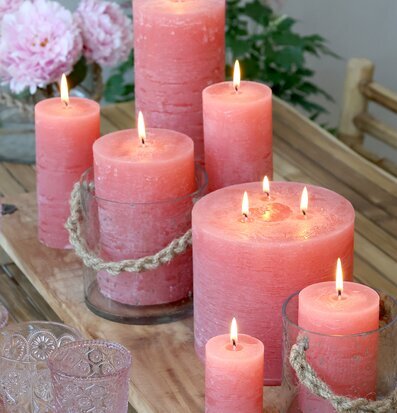 Foto av rustika hallonfärgade ljus i hemtrevlig miljö