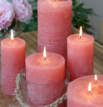 Bild av rustika hallonfärgade blockljus i harmoni