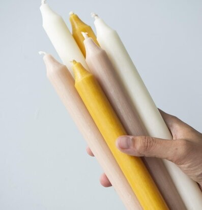 Bild av eleganta kronljus i varierande färger