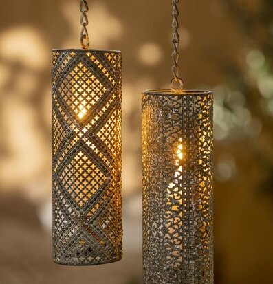 Bild av två hängande ljusstakar med orientaliska mönster