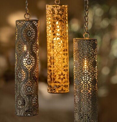 Bild av tre hängande ljusstakar med orientaliskt mönster