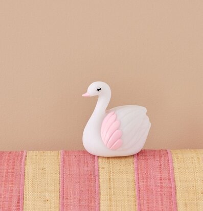 Foto av en svanformad ljuslykta med LED-belysning