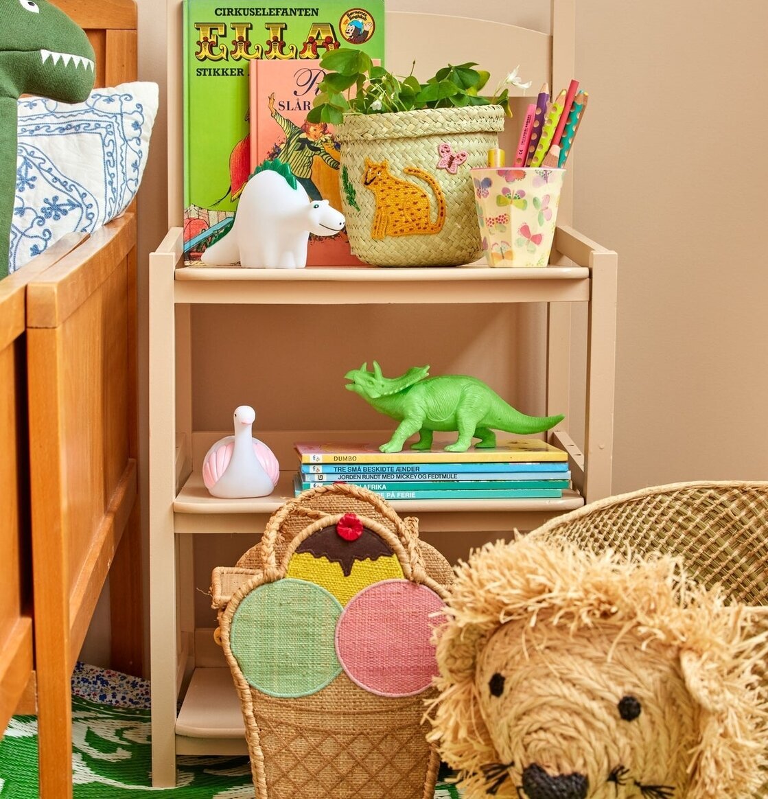 Bild av ett mysigt och lekfullt barnrum med detaljer