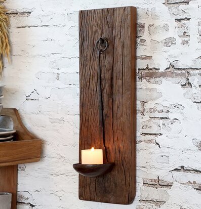 Bild av rustik väggljusstake och hemtrevlig inredning