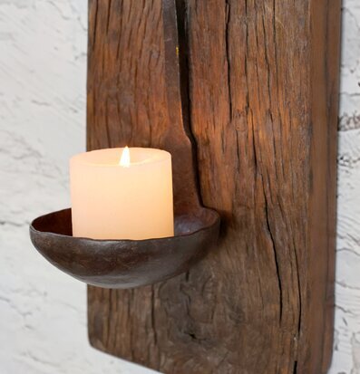 Bild av rustik väggljusstake med trä och metall