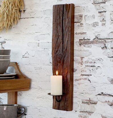 Bild av rustik väggljusstake och harmonisk inredning