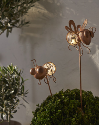 Bild av solcellsdekorationer i trädgårdsmiljö