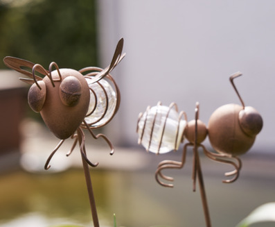Bild av solcellsdekorationer: myra och fluga i trädgård