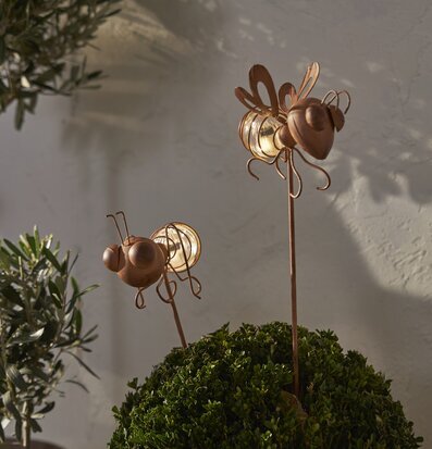 Bild av solcellsdekorationer i form av insekter