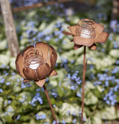 Foto av dekorativa solcellsblommor i trädgård