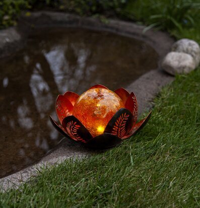 Foto av dekorativ solcellslykta i trädgårdsmiljö