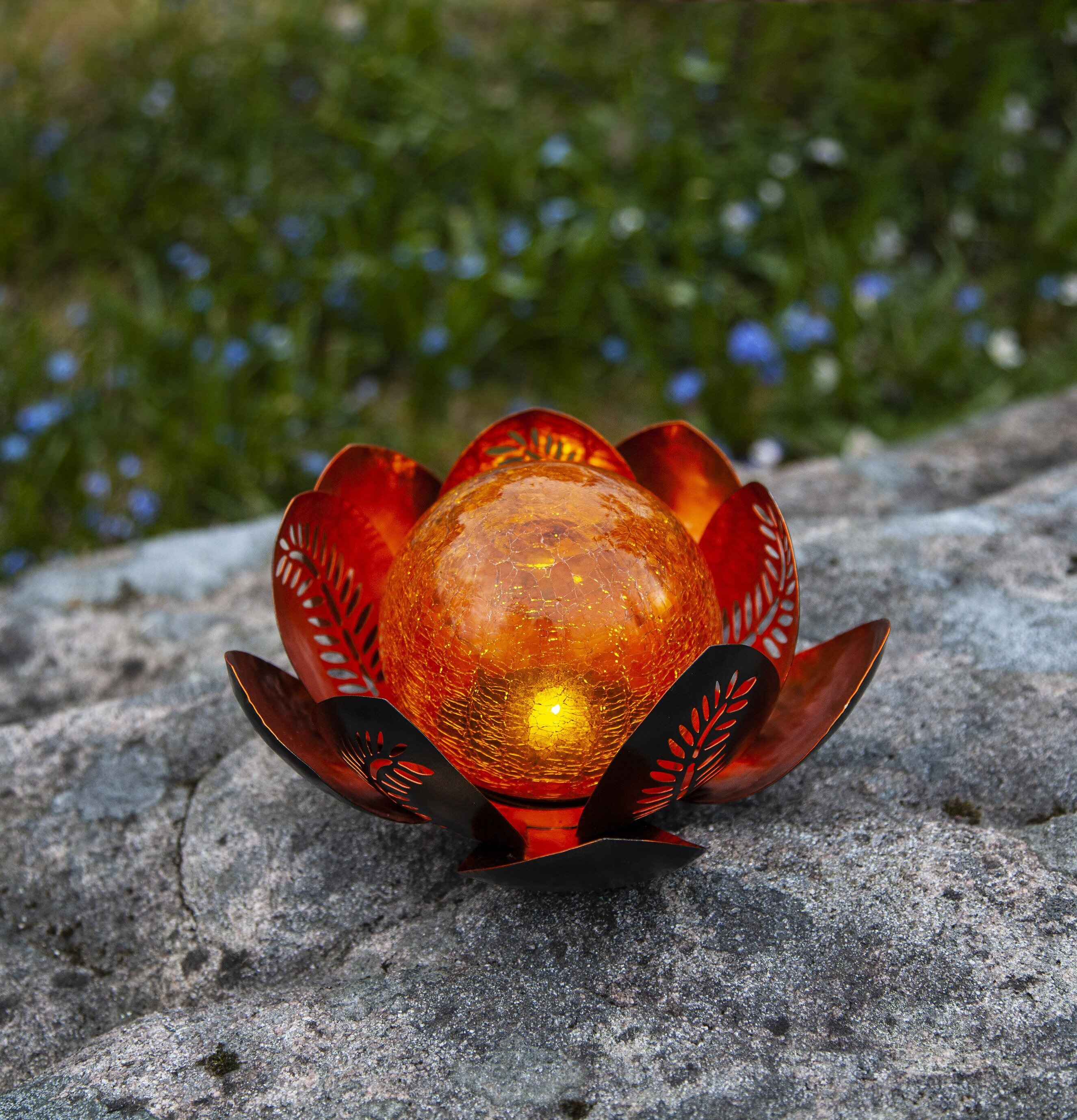 Bild av solcellsdekoration i trädgårdsmiljö