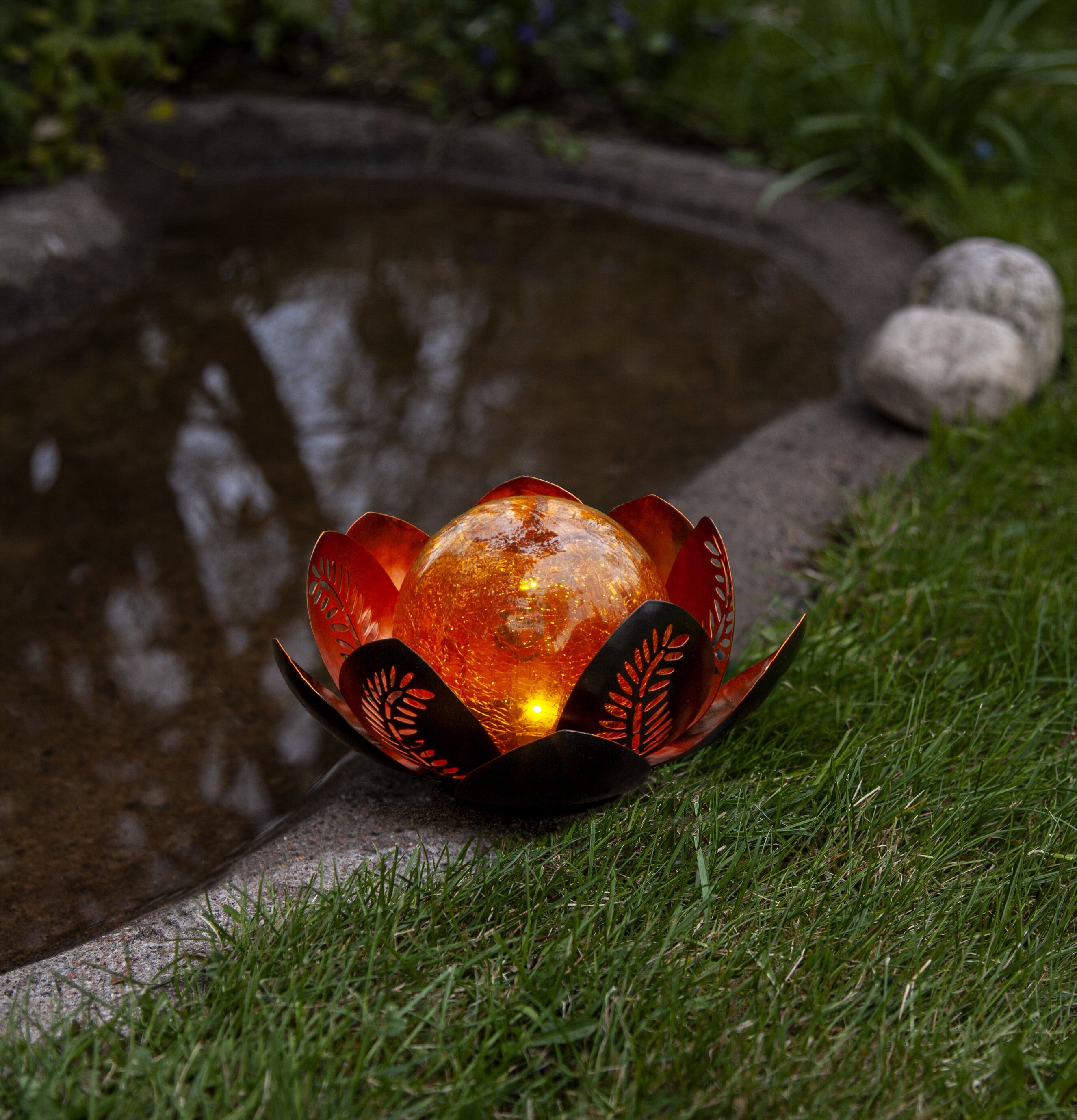 Solcellsdekoration Lilly Amber från Star Trading vid damm