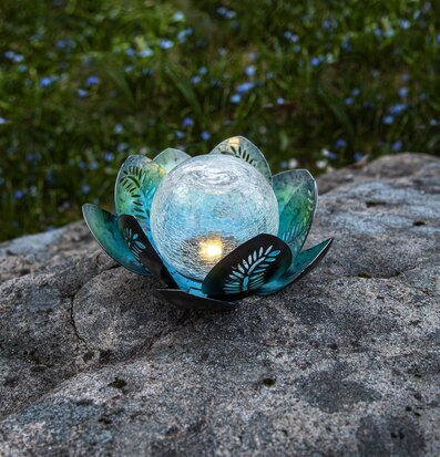 Bild av solcellsdekoration i grönskande utomhusmiljö