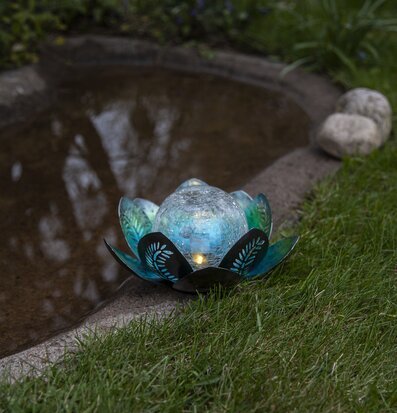 Bild av solcellsdekoration i naturlig trädgårdsmiljö