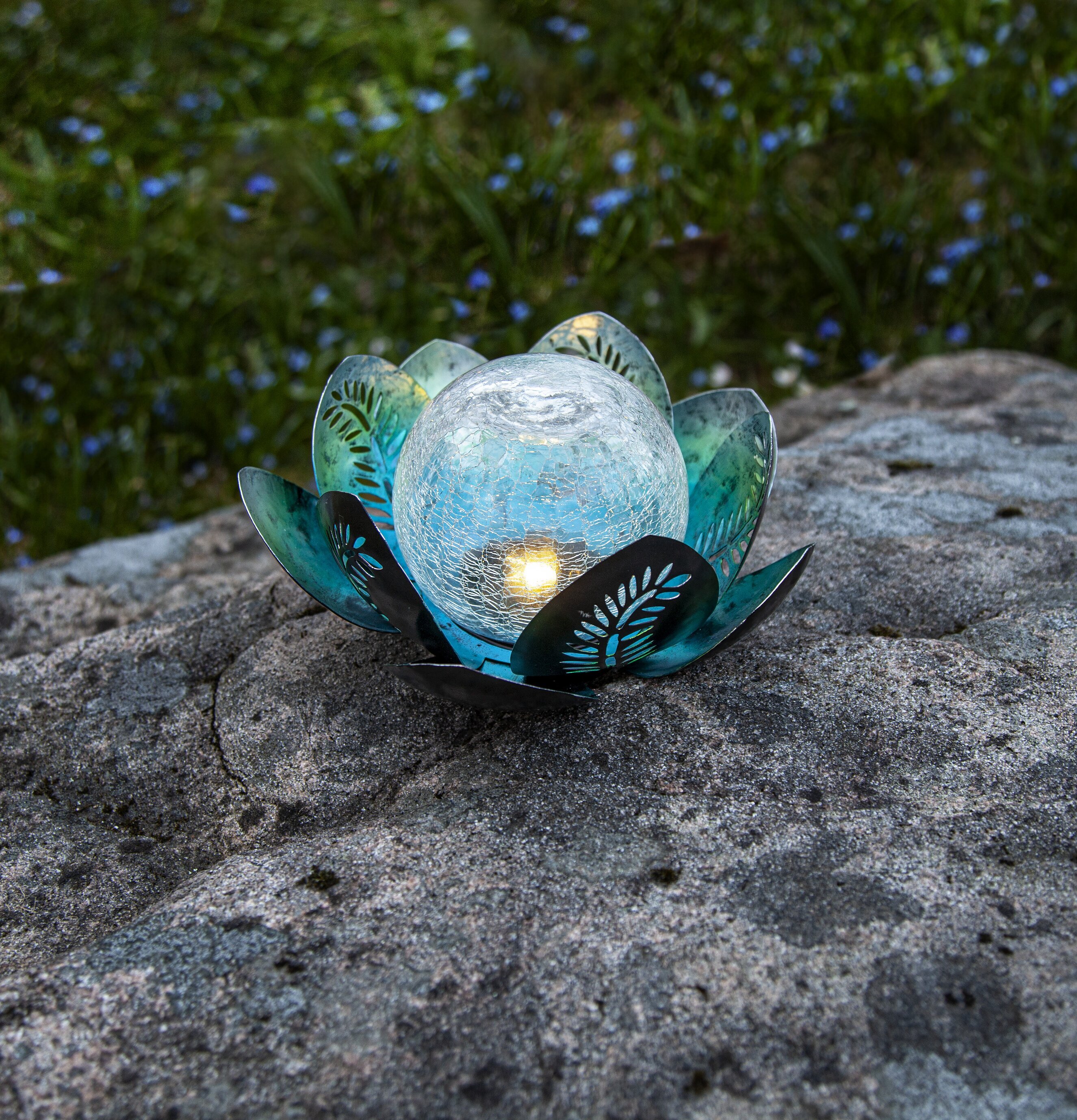 Solcellsdekoration Lilly Silver/Blå från Star Trading på klippa