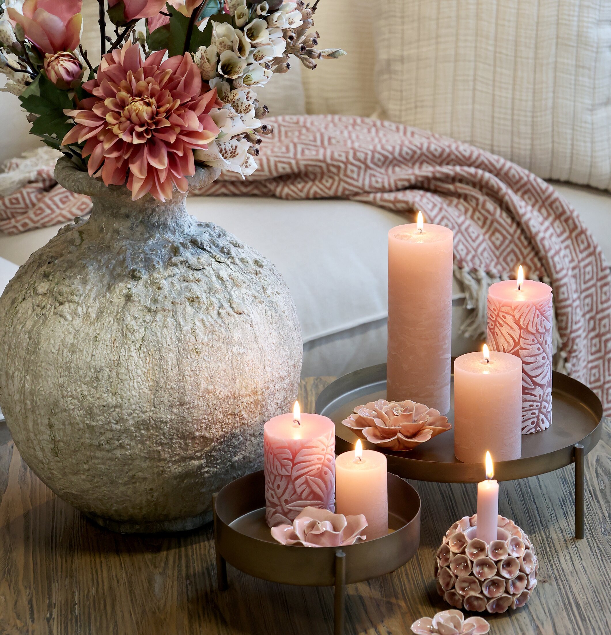 Bild av harmonisk inredning med blommor och ljus