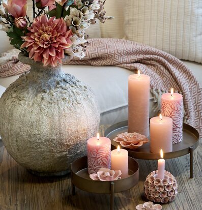 Bild av harmonisk inredning med blommor och ljus