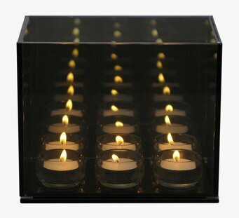 Foto av kubformad ljuslykta med fascinerande effekt