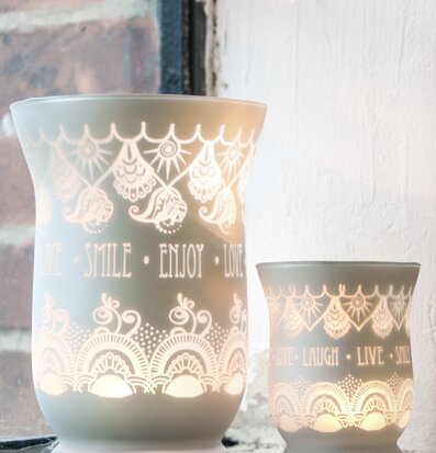 Foto av två eleganta vita ljuslyktor i bohemisk stil