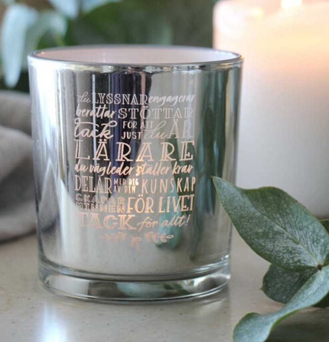 Majas Lykta Lärare Silver från Majas Cottage med tänd ljus