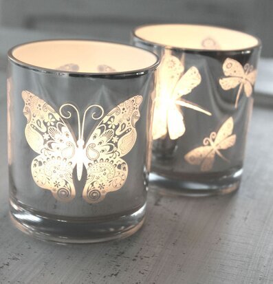 Bild av ljuslyktor med fjärils- och trollsländemotiv