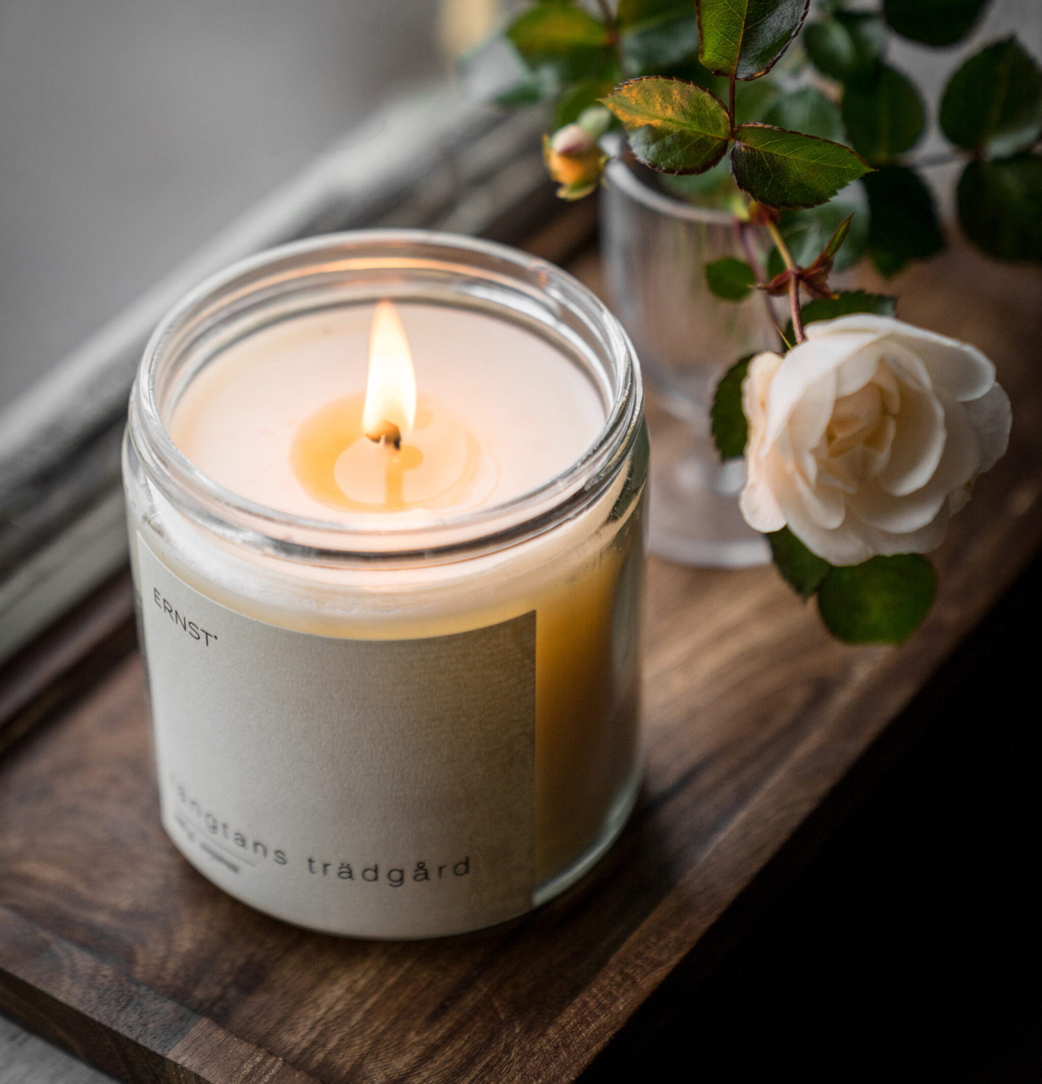 Doftljus Längtans Trädgård från Ernst med ros på träbricka