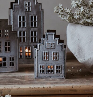 Majas Ljushus Lumiere Liten från Majas Cottage på trägolv