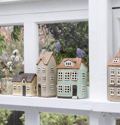 Ljuslykta Hus Blå från Det Gamle Apotek i fönsterkarm