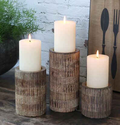 Foto av rustika ljusstakar i naturlig trädesign