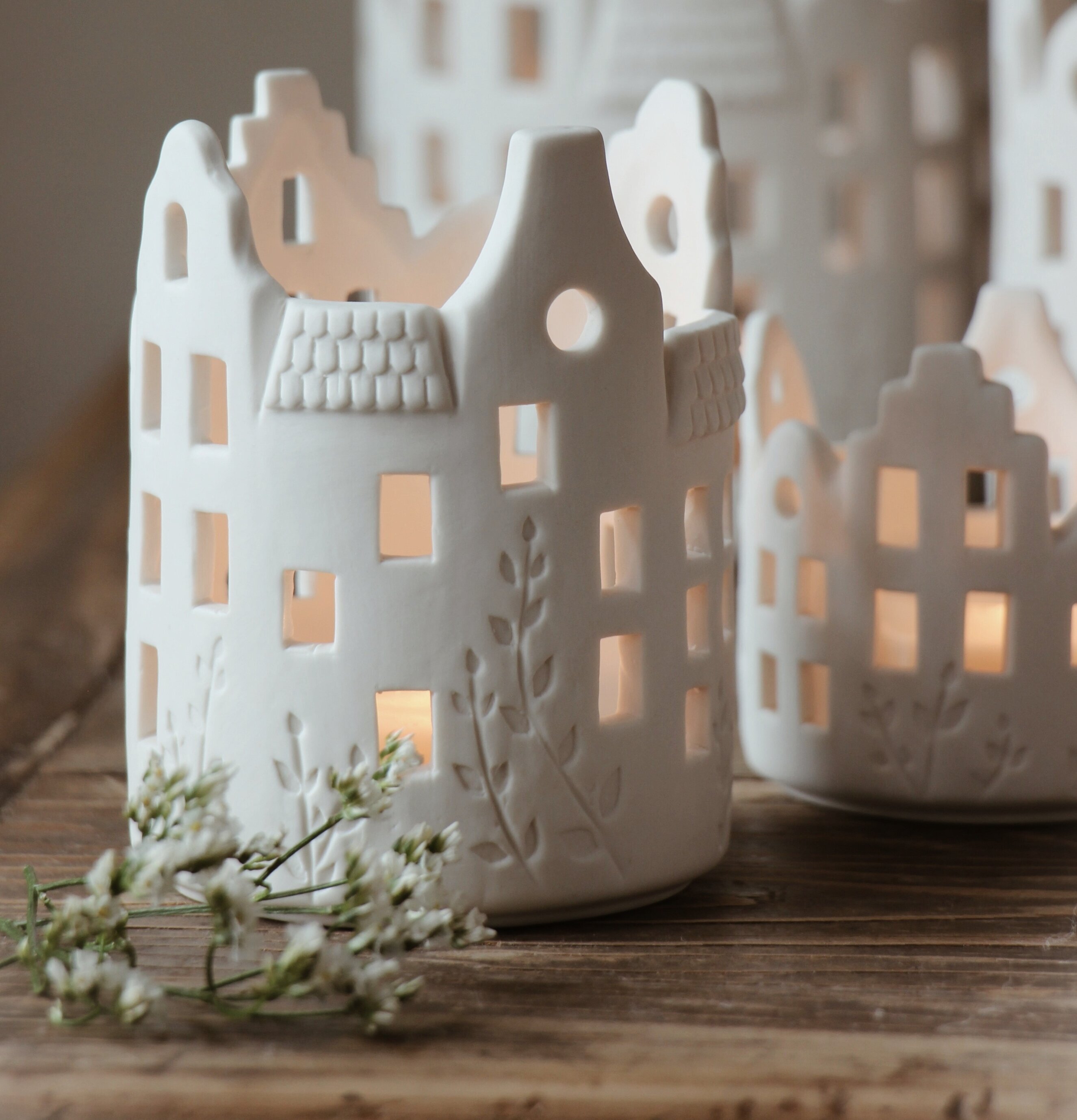 Ljushus Jardin Mellan från Majas Cottage på rustikt träbord