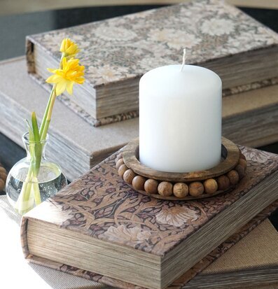 Bild av stilfull inredning med böcker och ljus