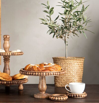 Bild av rustika träfat med harmonisk inredning