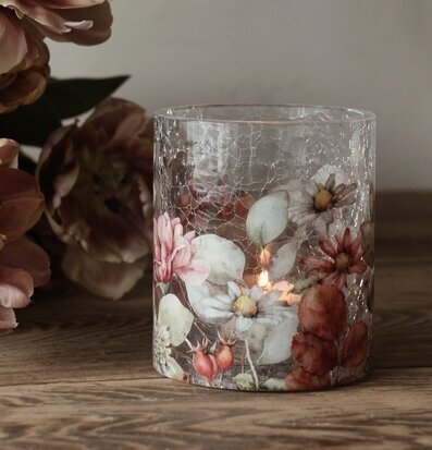 Ljuslykta Blossom 10x12cm från Majas Cottage på träbord