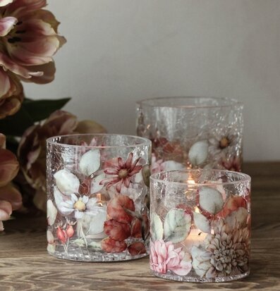 Ljuslykta Blossom 8x8cm från Majas Cottage på träbord