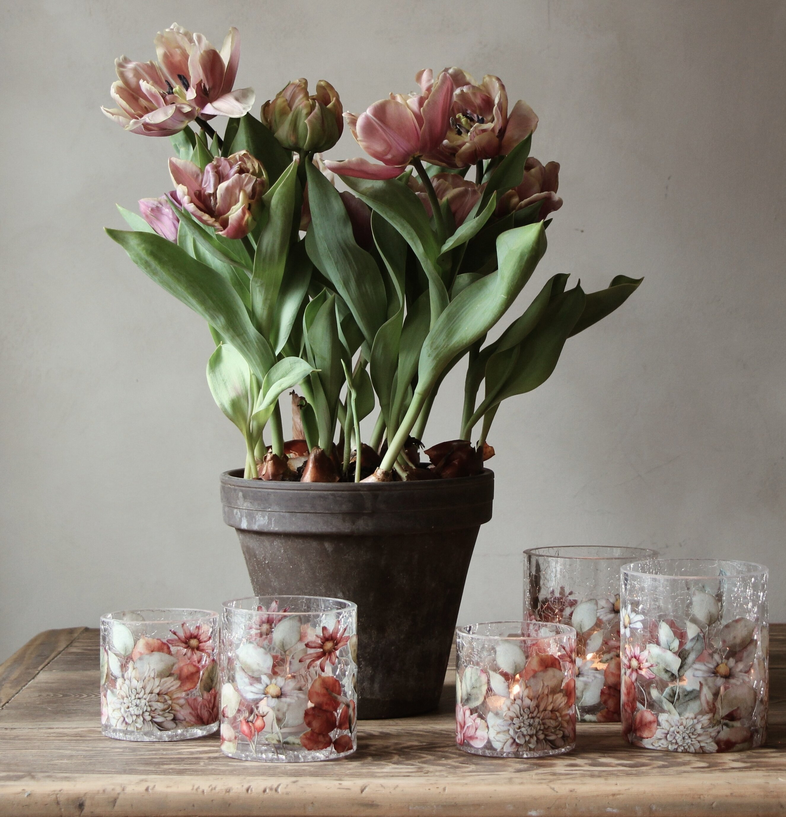 Ljuslykta Blossom 8x8cm från Majas Cottage på rustikt bord