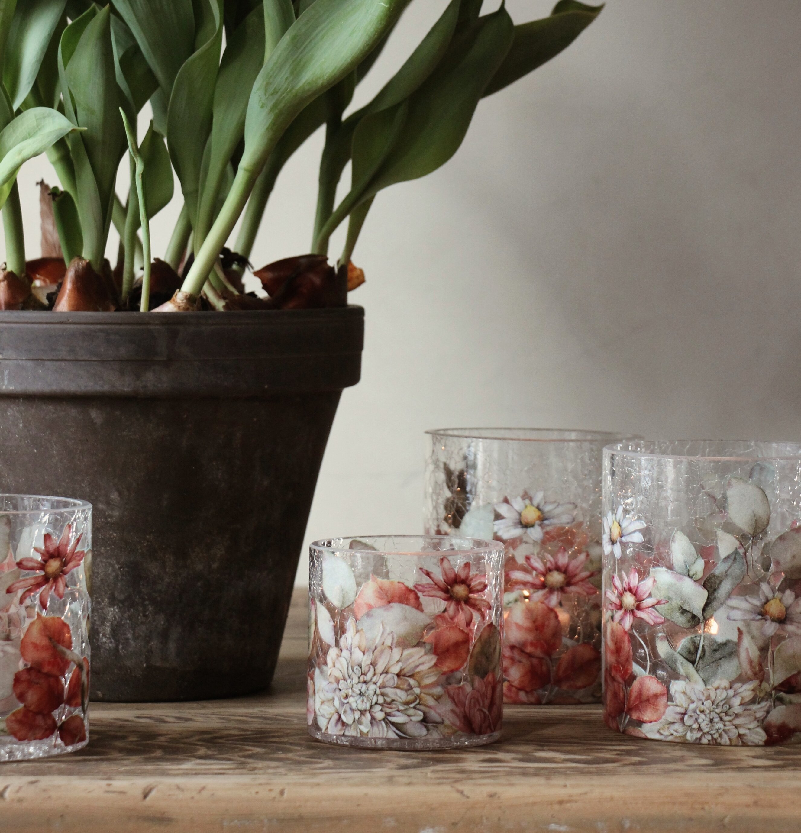 Ljuslykta Blossom 9x10cm från Majas Cottage på träbord