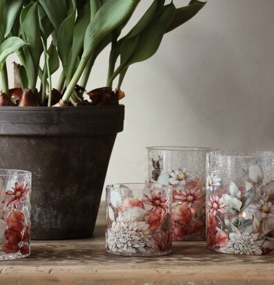 Ljuslykta Blossom 9x10cm från Majas Cottage på träbord