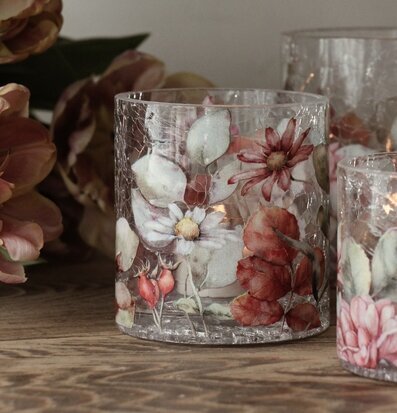 Ljuslykta Blossom 9x10cm från Majas Cottage på träbord