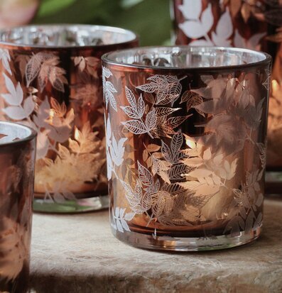 Ljuslykta Leaves 10x12cm från Majas Cottage på trähylla