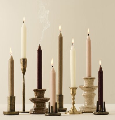 Bild av stilfulla ljusstakar i harmonisk komposition