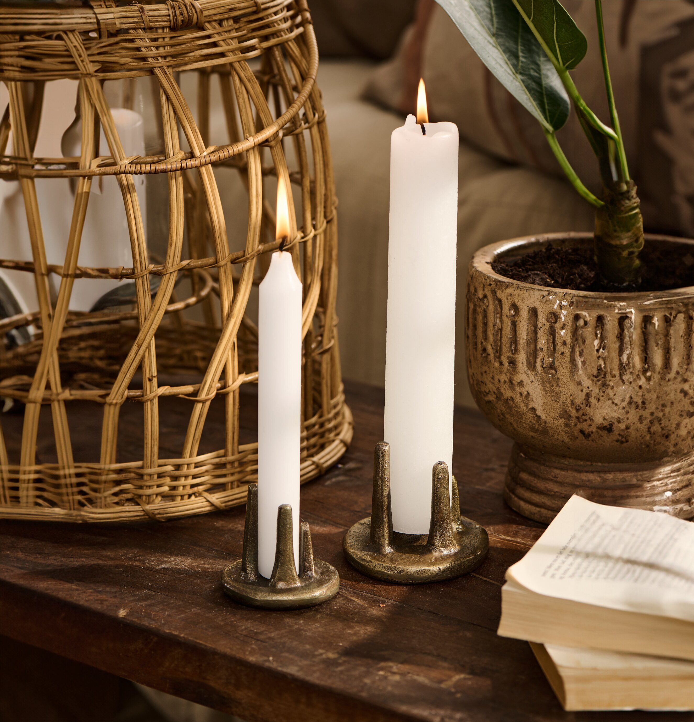 Bild av hemtrevlig interiör med ljusstakar och växter