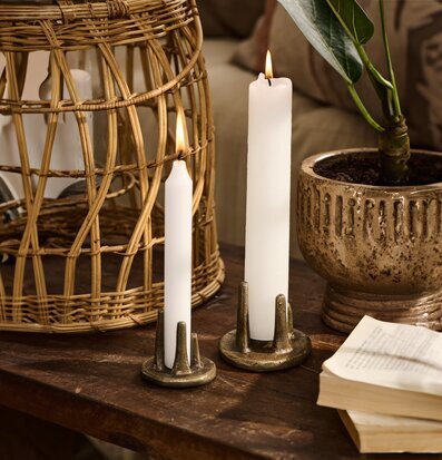 Bild av rustik bordsyta med eleganta ljusstakar