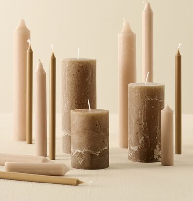 Bild av rustika stearinljus i harmonisk komposition