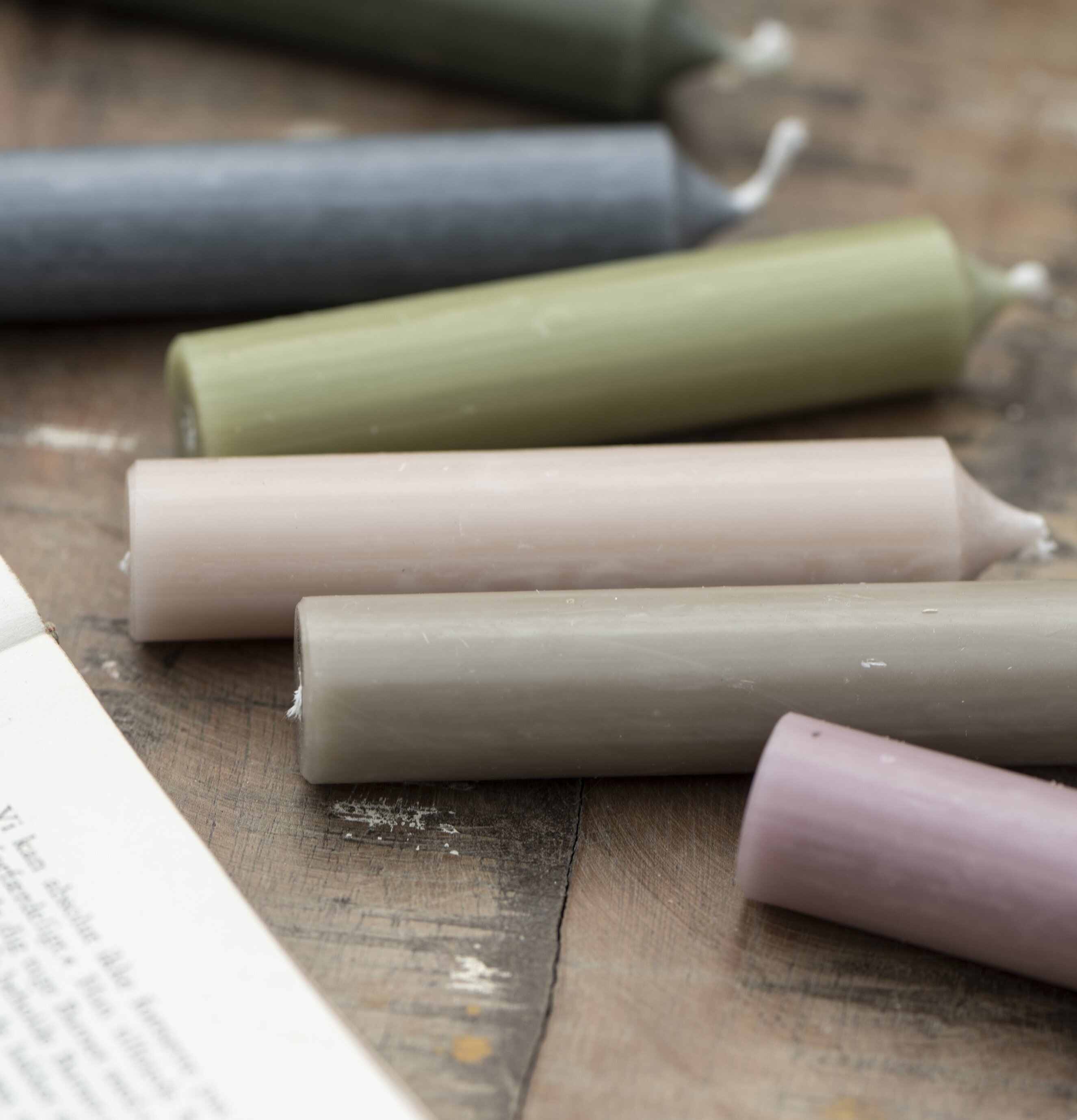 Bild av rustika stearinljus på träyta för hemtrevnad