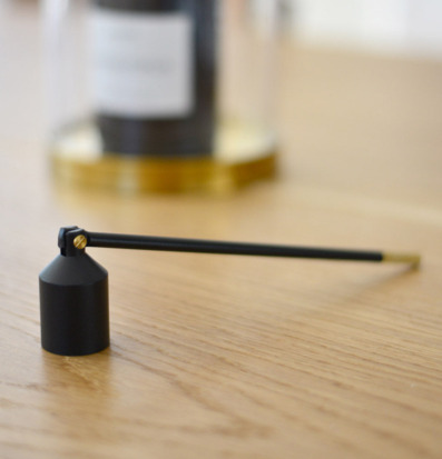 Bild av elegant svart ljussläckare i modern design