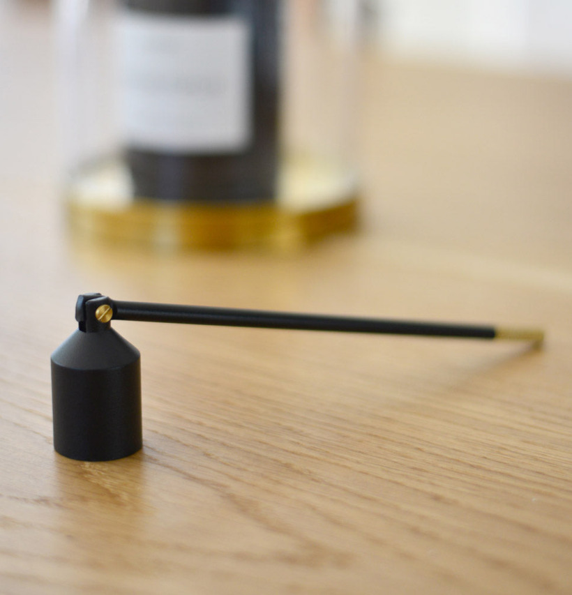 Three Stars Ljussläckare Svart från Solstickan på träbord