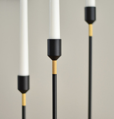 Bild av elegant, modern ljusstake i svart och guld