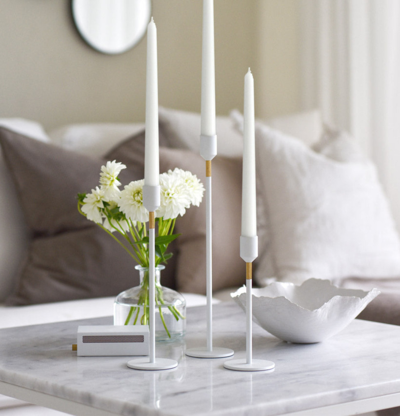 Ljusstake Three Stars Vit 27cm från Solstickan på marmorbord